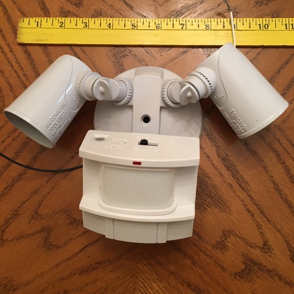 Motion Sensor Security Light - Picture 5 of 8